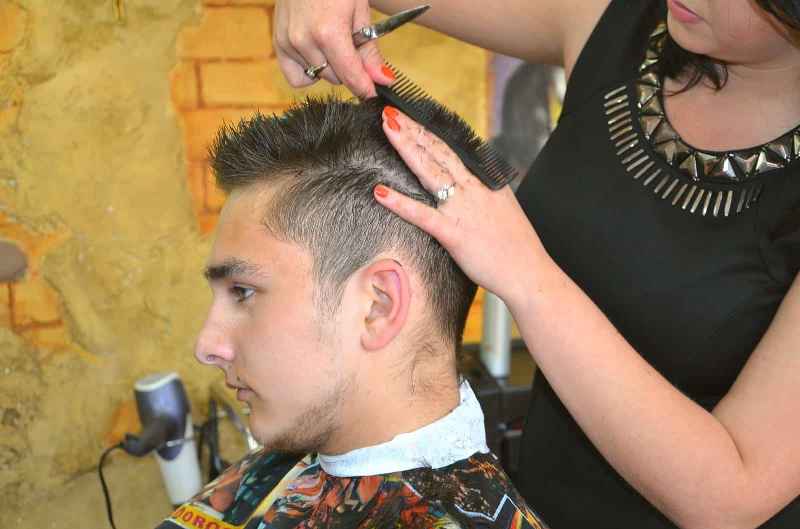 Can cosmetologist use a straight razor in Oklahoma