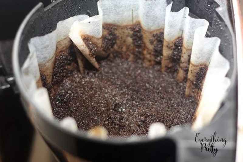 Can you put coffee grounds in a candle