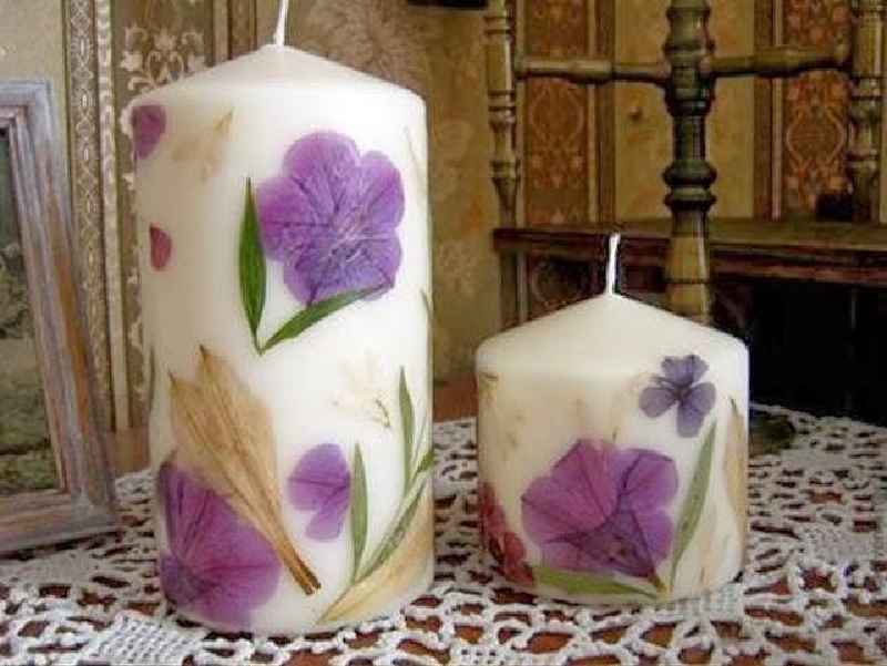 Can you put dried flowers in candles