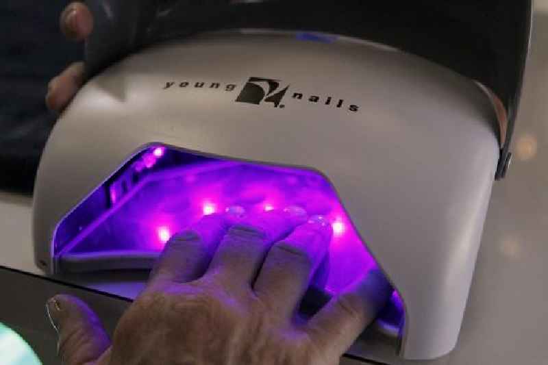 Can you use a UV light to dry acrylic nails