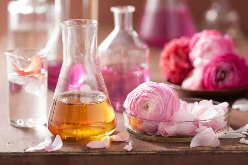 Does baby oil make perfume last longer
