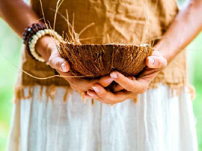 Does coconut oil help sagging skin