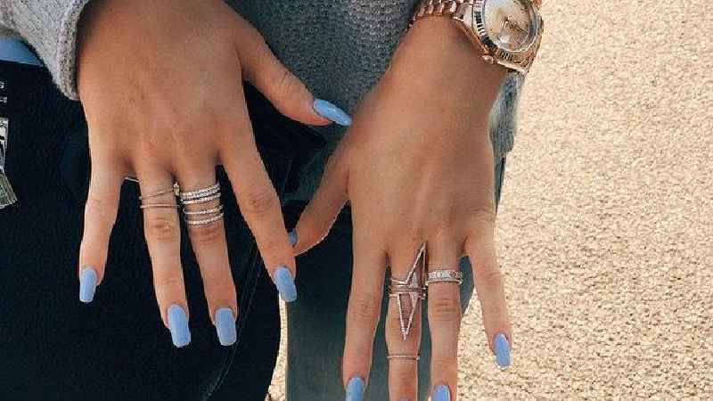 Does Kylie Jenner get acrylic or gel nails