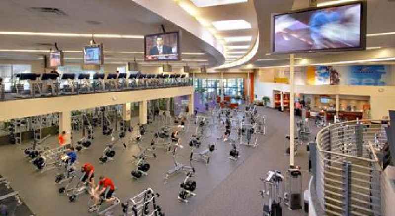 Does LA Fitness have free weights