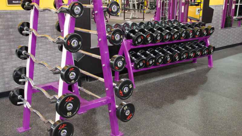 Does Planet Fitness have free barbells