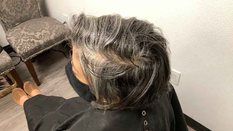 Does vinegar remove yellow from gray hair