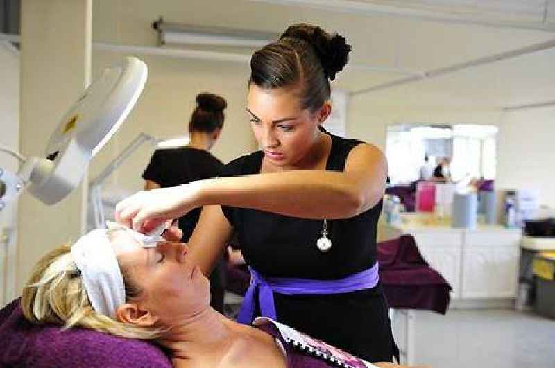 How do beauty salons attract clients