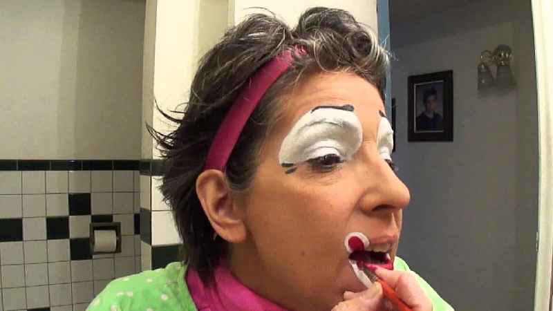 How do I make creepy clown makeup