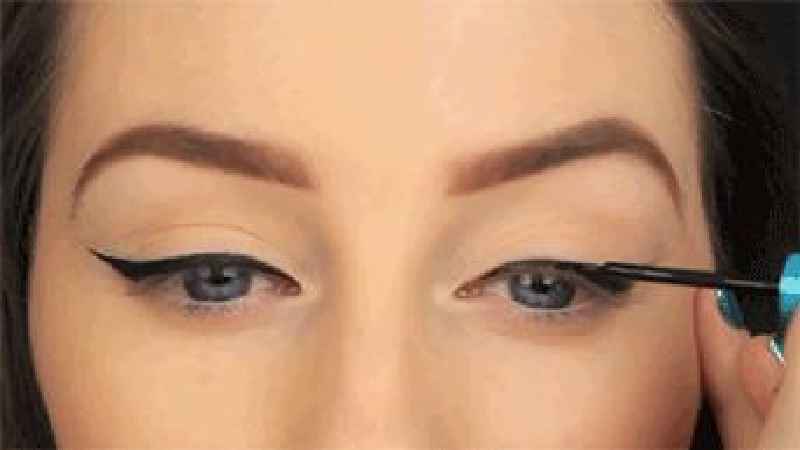 How do you apply liquid eyeliner goth