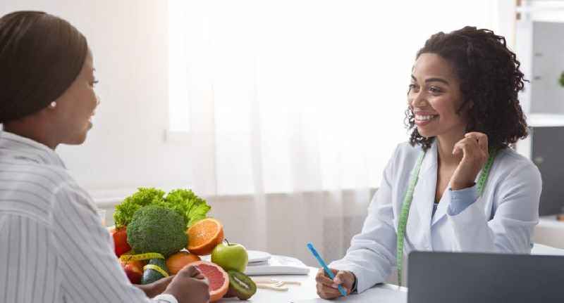 How do you become a certified nutritionist