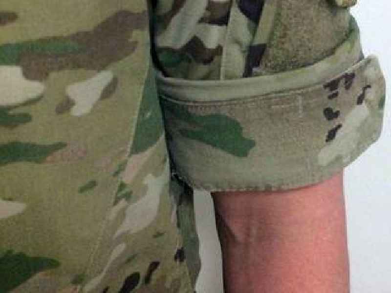 How do you do a military tuck shirt