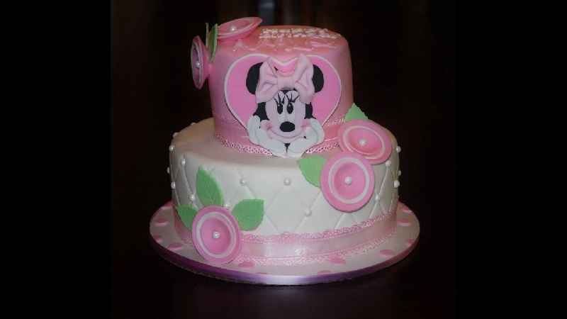 How do you make fondant cake out of Minnie Mouse topper