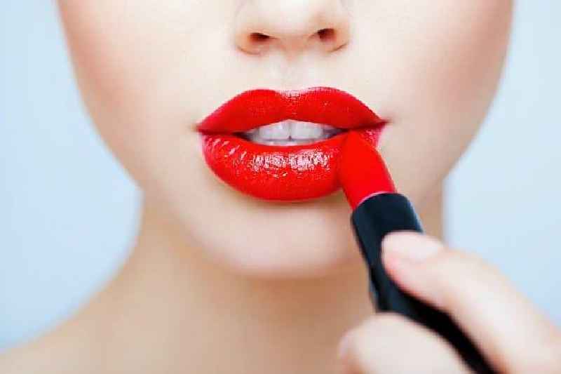 How do you make goth lipstick