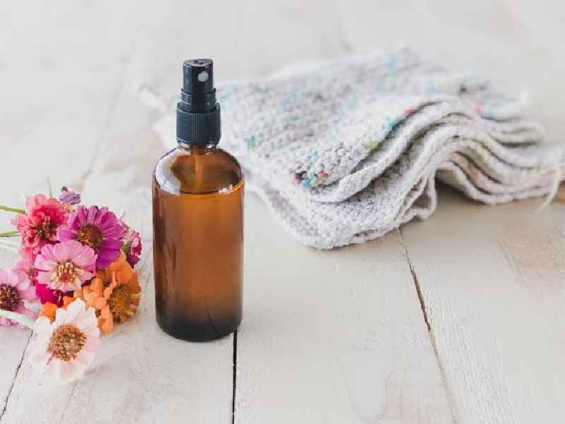 How do you make lavender linen spray with essential oils