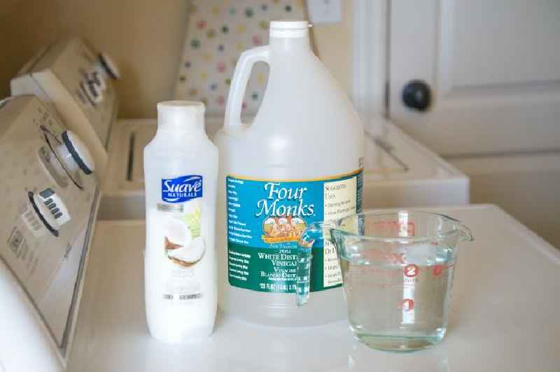 How do you make linen spray with fabric softener
