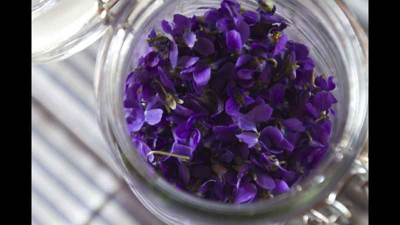 How do you make perfume from dried flowers