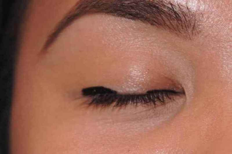 How do you use Mac eyeshadow as eyeliner