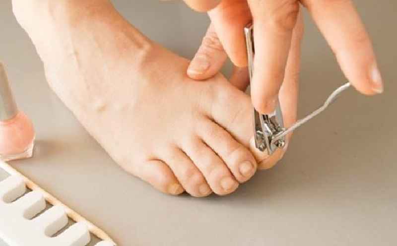 How do you wrap toe after removing nail