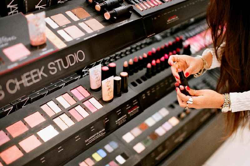 How many cosmetic manufacturers are in the US