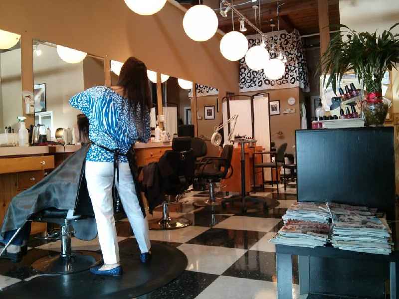 How many hair salons are there in the United States