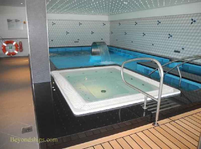 How many hot tubs are on the Norwegian Breakaway