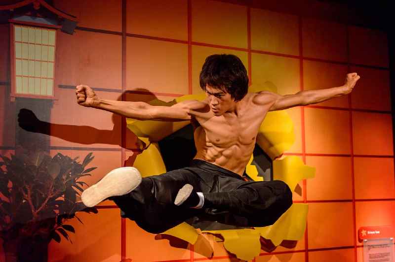 How many sit ups did Bruce Lee do