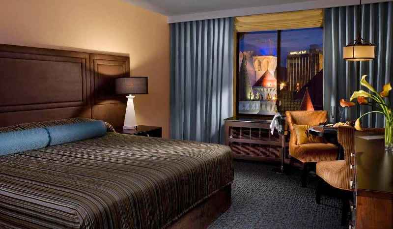 How much do I tip room service in Las Vegas