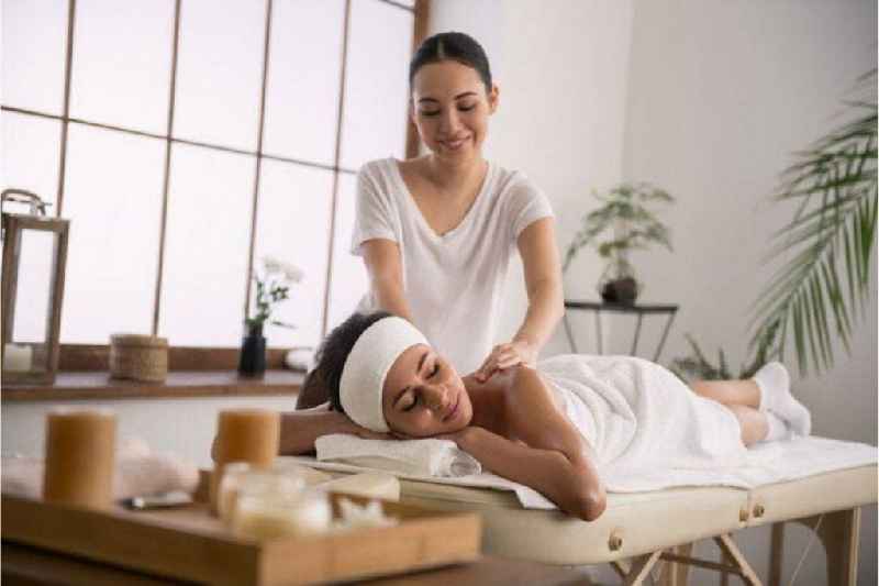 How much do massage therapists make at massage Envy
