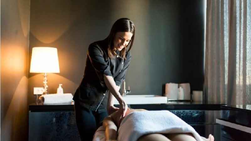 How much do massage therapists make at massage Envy