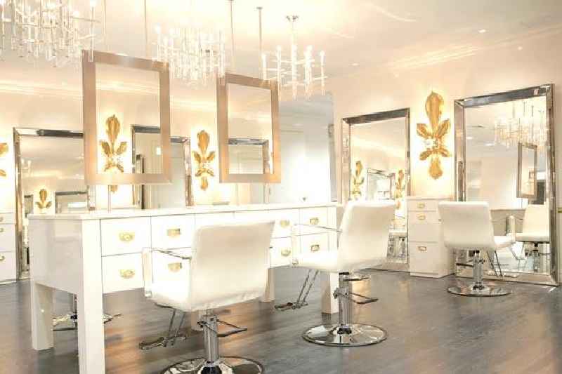 How much does a beauty salon owner make