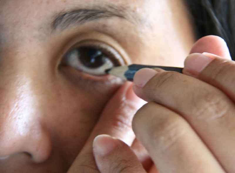 Is eyeliner toxic for skin