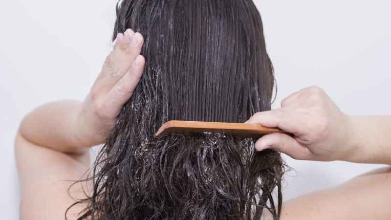 Should you comb bleach through hair