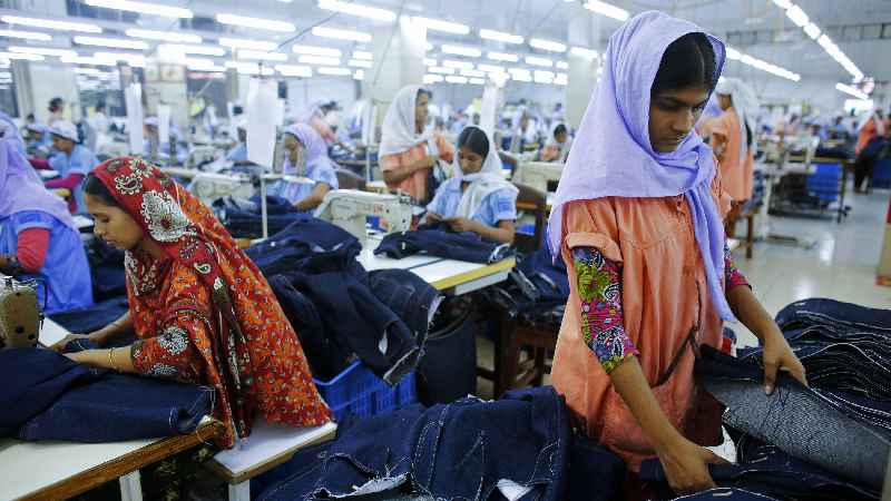 What are the working conditions of a fashion designer
