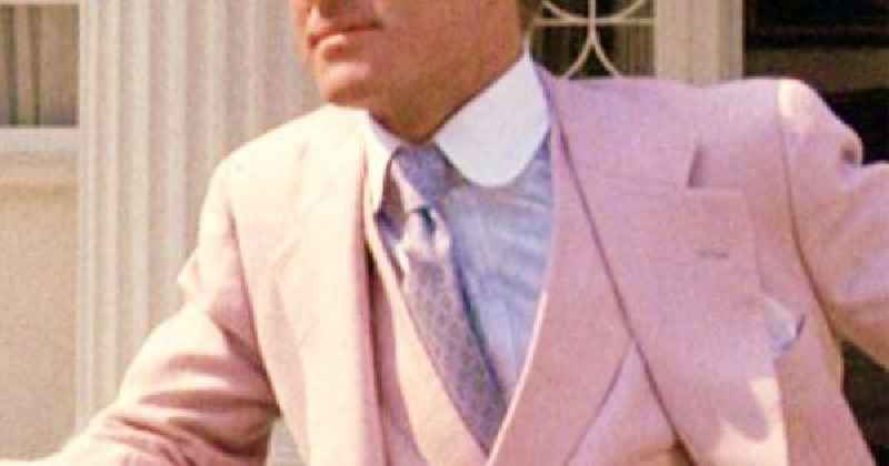 What does Gatsby's pink suit symbolize