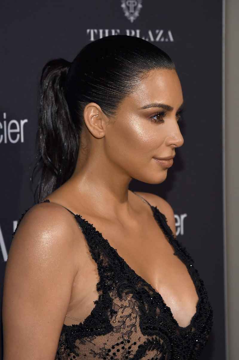What does Kim Kardashian use on her lashes