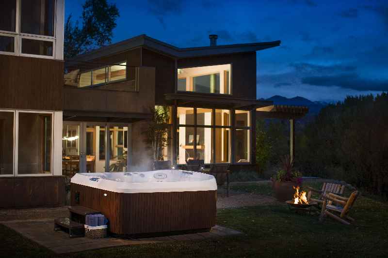 What is difference between spa and hot tub