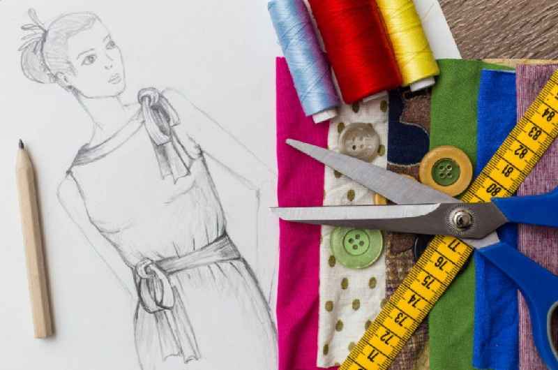 What is role of a fashion designer in a garment industry