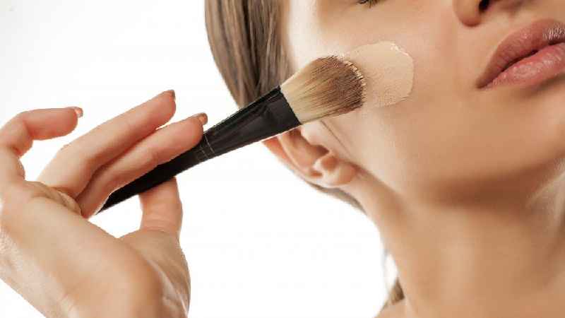 What is the best tool for applying foundation