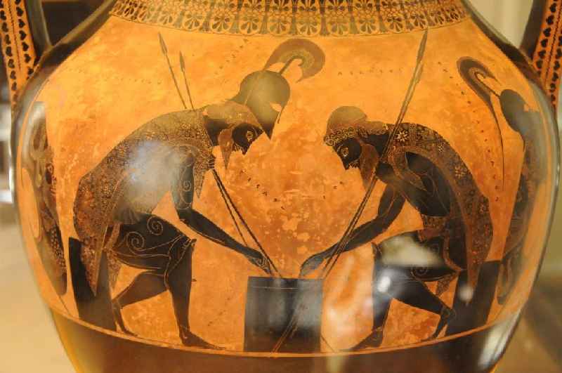 What is the difference between black figure pottery and red-figure pottery