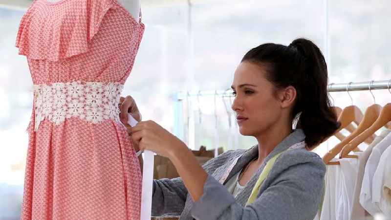 What is the difference between fashion designer and clothing designer