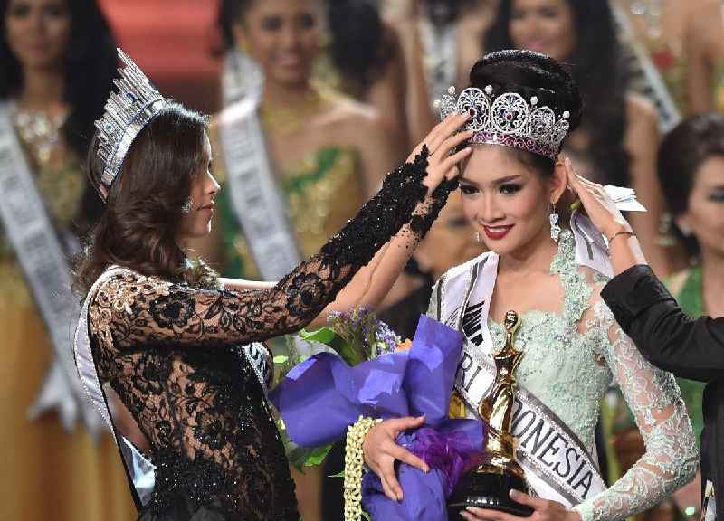 What is the prize of Miss Universe crown