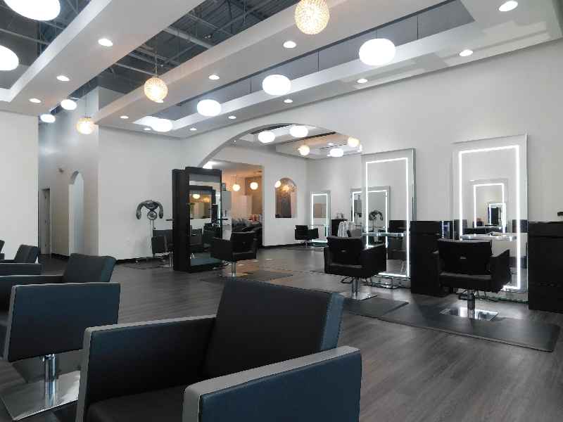 What is the target market for a beauty salon